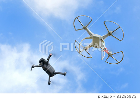 2機のドローン 2機のドローン 33285975
