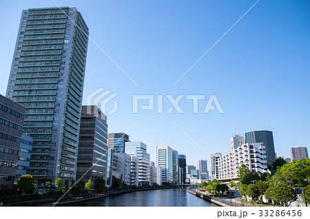 品川の運河沿いから見るビル群 33286456