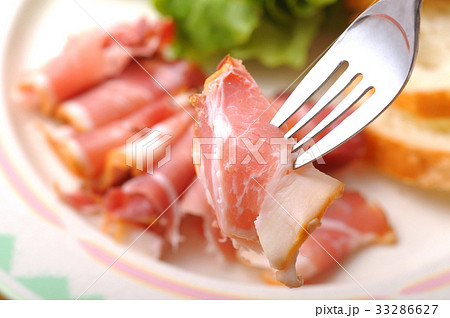 生ハムとレタスとフランスパン 33286627