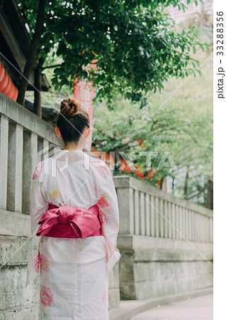 浴衣の若い女性 後ろ姿の写真素材