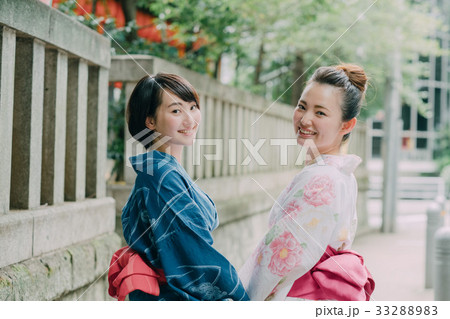 浴衣の若い女性 2人 浴衣の若い女性 2人 33288983