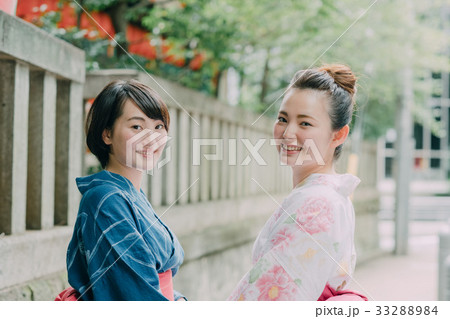 浴衣の若い女性 2人 浴衣の若い女性 2人 33288984
