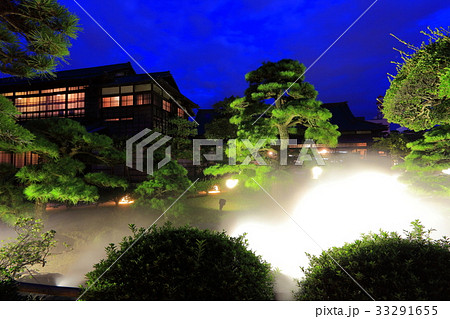 玉藻公園 披雲閣庭園のライトアップ ミストシャワーの写真素材