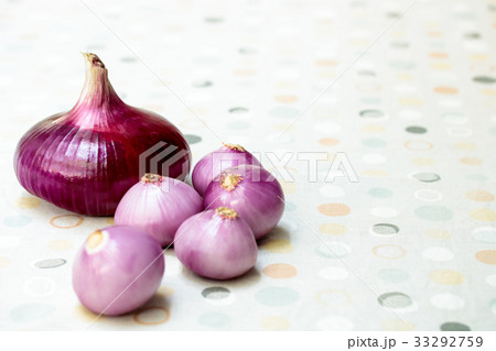 赤玉ねぎ＝紫玉ねぎ 33292759