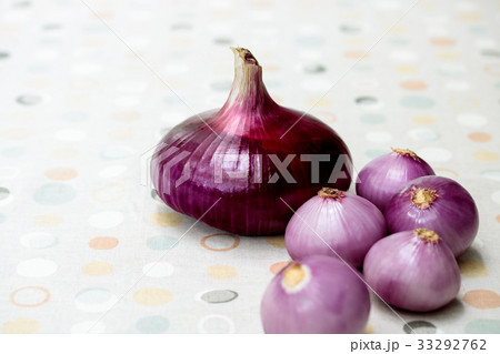 赤玉ねぎ＝紫玉ねぎ 33292762