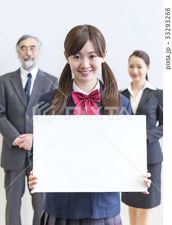 パネルを持つ女子高生と教師 教育イメージの写真素材