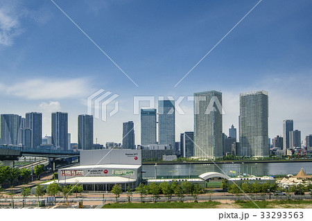 新豊洲駅周辺の街並みと晴海方面のビル群 33293563