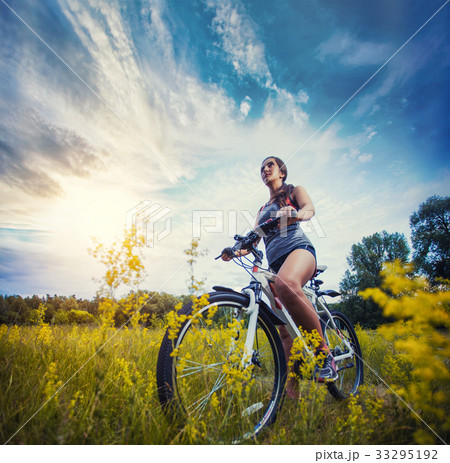 woman with bike enjoy summer vacation 33295192