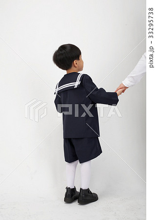 子供 手を引く 手をにぎる 33295738