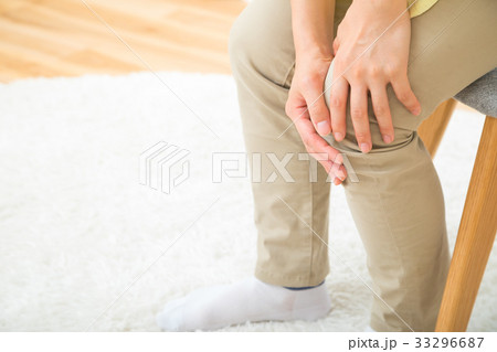 膝痛 筋肉痛 足の痛み 冷え性 ネガティブイメージ 体調不良 女性 ポートレート 代 30代の写真素材