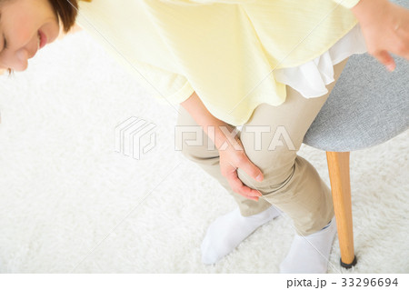 膝痛 筋肉痛 足の痛み 冷え性 ネガティブイメージ 体調不良 女性 ポートレート 20代 30代 膝痛 筋肉痛 足の痛み 冷え性 ネガティブイメージ 体調不良 女性 ポートレート 20代 30代 33296694