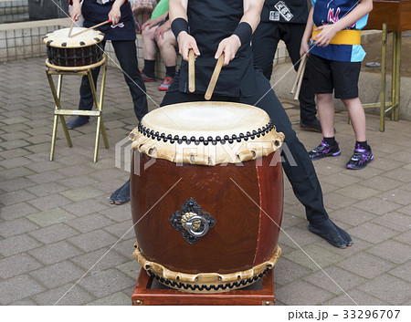 勇壮な和太鼓の演奏 勇壮な和太鼓の演奏 33296707