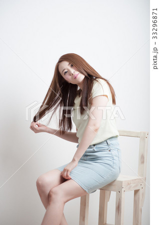 椅子に座る女性の写真素材