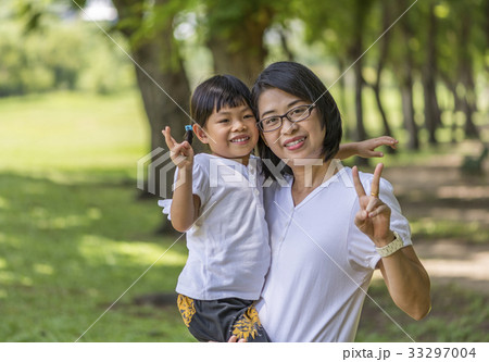 Asian mother and daughter in a public park Asian mother and daughter in a public park 33297004