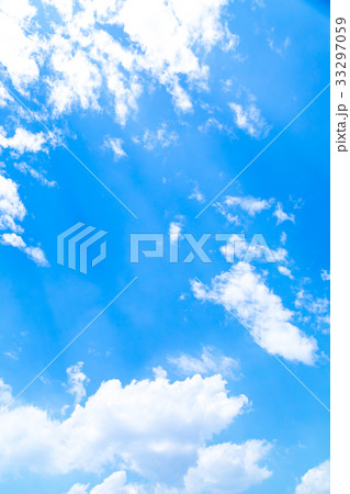雲　綿雲　積雲　高積雲　青い空　白い雲　コピースペース　背景用素材　クラウド　テキスト 33297059
