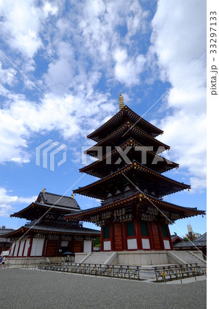 四天王寺金堂と五重塔(南西より)縦 四天王寺金堂と五重塔(南西より)縦 33297133