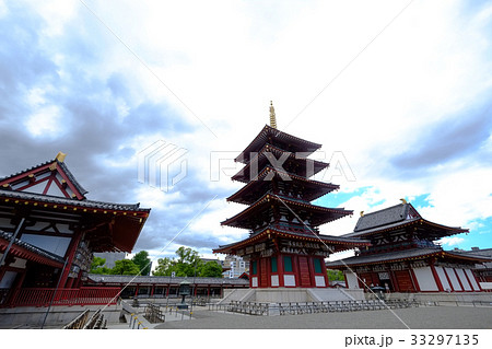 四天王寺金堂と五重塔と中門（仁王門） 33297135