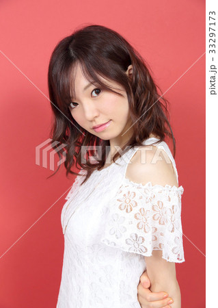 若い女性　ヘアスタイル 33297173