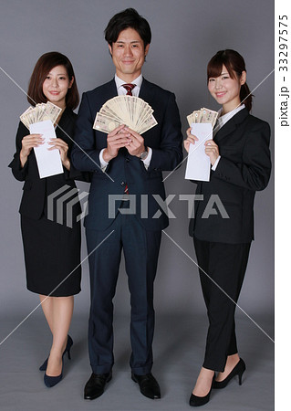 お札を持つビジネスマン＆ビジネスウーマン 33297575