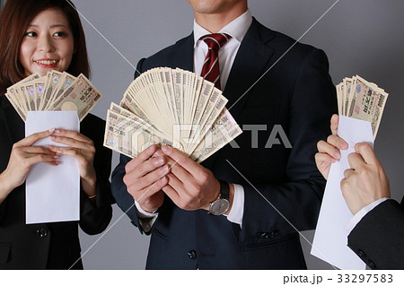 お札を持つビジネスマン＆ビジネスウーマン 33297583