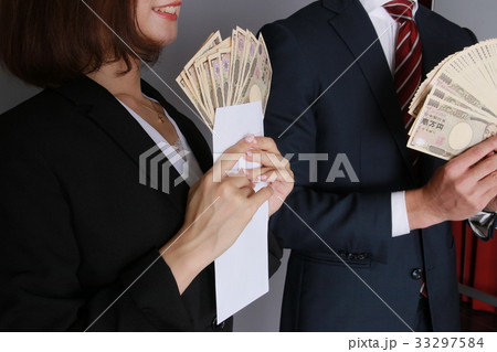 お札を持つビジネスマン＆ビジネスウーマン 33297584