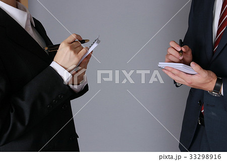 メモを取り合うビジネスマン＆ビジネスウーマン（手元アップ） 33298916