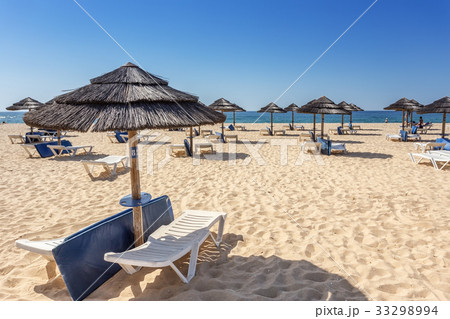 Leisure tourists on the beach in Portugal. . Ilha Leisure tourists on the beach in Portugal. . Ilha 33298994