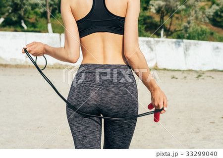 Slim girl in sportswear on the beach 33299040