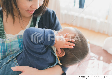 1 year old 33300170