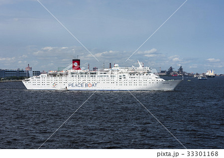 横浜港を出港するオーシャンドリーム 33301168