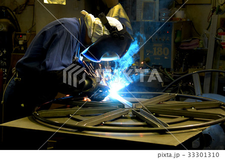 溶接さぎょうの職人さん 33301310