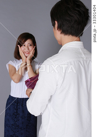 プレゼントをもらう若い女性 33301404