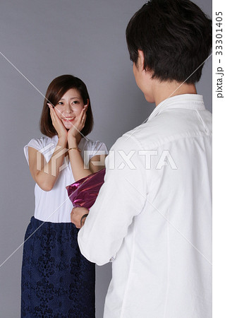 プレゼントをもらう若い女性 プレゼントをもらう若い女性 33301405
