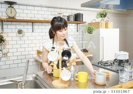 カフェで働く若い日本人の女性 33301967