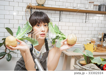 新鮮な野菜を調理するレストランのスタッフ 新鮮な野菜を調理するレストランのスタッフ 33302034