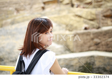 女性 動物園 30代 ママ ポートレート ハイキング アウトドア レジャー コピースペース の写真素材