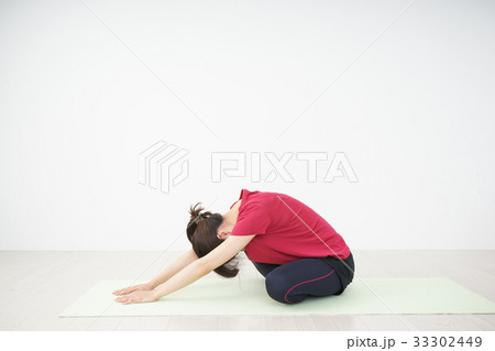 ストレッチをする若い女性 ストレッチをする若い女性 33302449