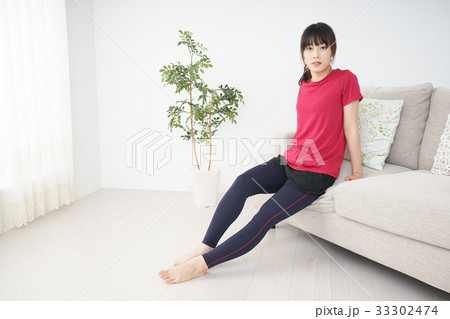 ストレッチをする若い女性 ストレッチをする若い女性 33302474