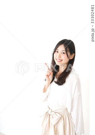 ポイントを指差す若い女性 ポイントを指差す若い女性 33302481