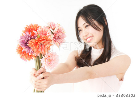 花束を持つ女性 33303302