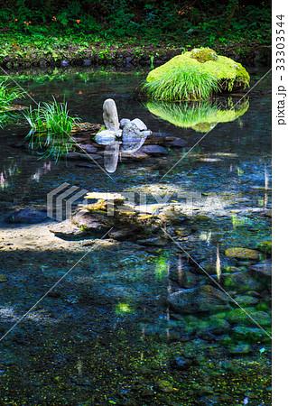 新緑の山吹水源　熊本県　阿蘇郡　産山村 33303544
