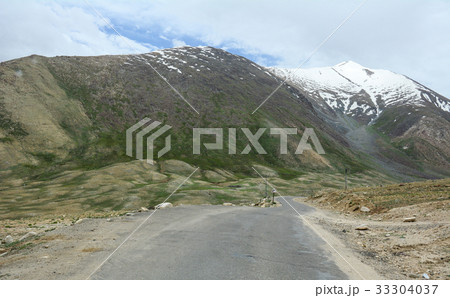 Mountain road in Ladakh, India 33304037