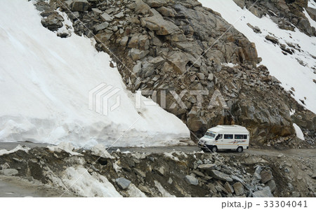 Mountain road in Ladakh, India 33304041