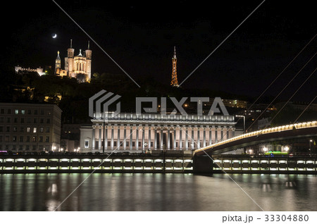 夜景　ソーヌ川から見る裁判所とノートルダム大聖堂 33304880