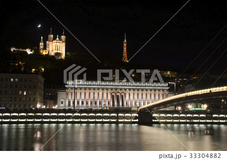 夜景 ソーヌ川から見る裁判所とノートルダム大聖堂 夜景 ソーヌ川から見る裁判所とノートルダム大聖堂 33304882