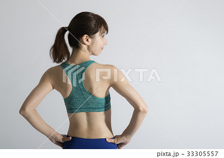 女性 肩甲骨 背中 背筋の写真素材