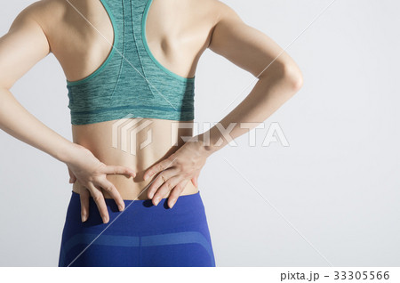 腰痛の若い女性 33305566