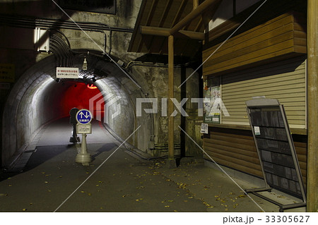 袋田の滝トンネルにて 袋田の滝トンネルにて 33305627