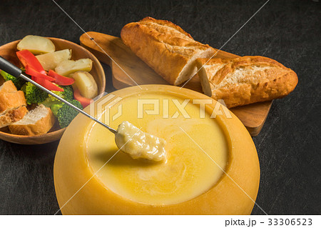 本格的チーズフォンデュ　Authentic cheese fondue swiss cuisine 33306523