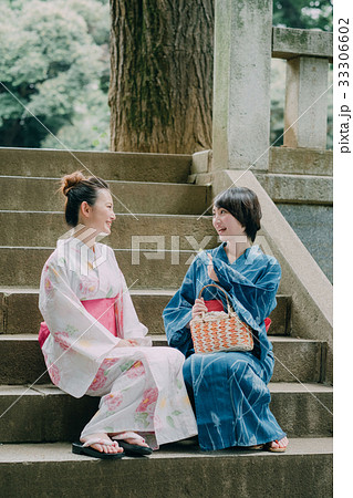 浴衣の若い女性　姉妹 33306602